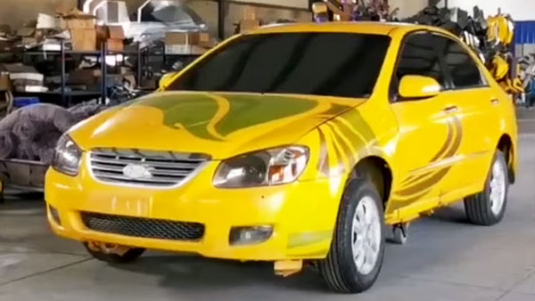 इस चीनी युवक ने पुरानी कारों को बनाया ट्रांसफॉर्मर रोबोट, वीडियो देख रह जाएंगे दंग