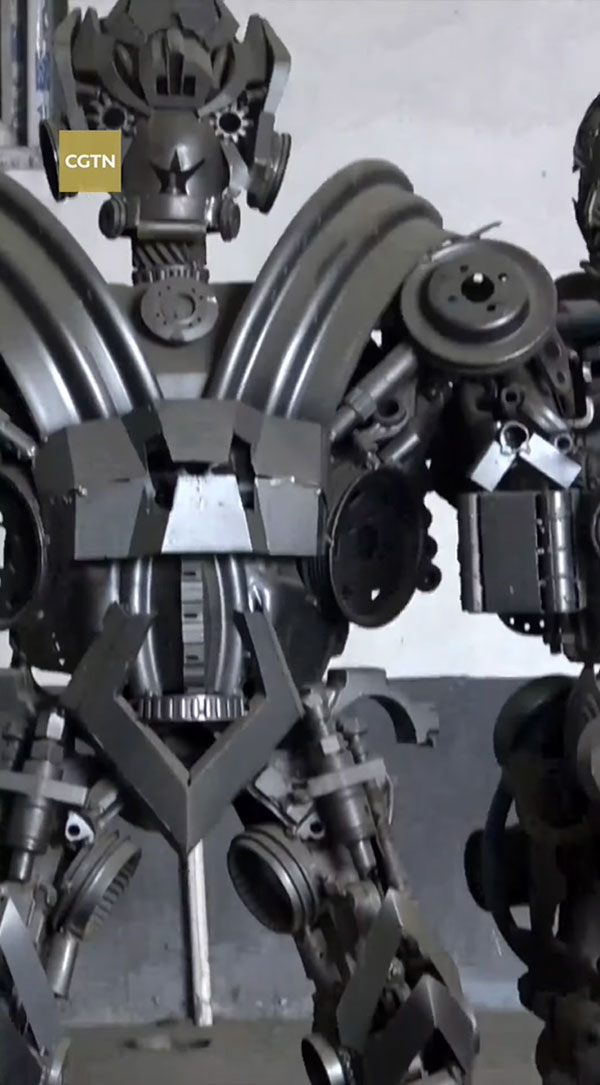 इस चीनी युवक ने पुरानी कारों को बनाया ट्रांसफॉर्मर रोबोट, वीडियो देख रह जाएंगे दंग