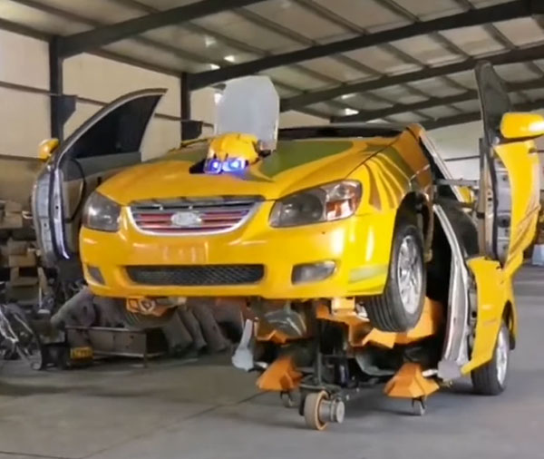 इस चीनी युवक ने पुरानी कारों को बनाया ट्रांसफॉर्मर रोबोट, वीडियो देख रह जाएंगे दंग