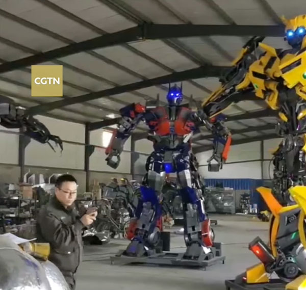 इस चीनी युवक ने पुरानी कारों को बनाया ट्रांसफॉर्मर रोबोट, वीडियो देख रह जाएंगे दंग