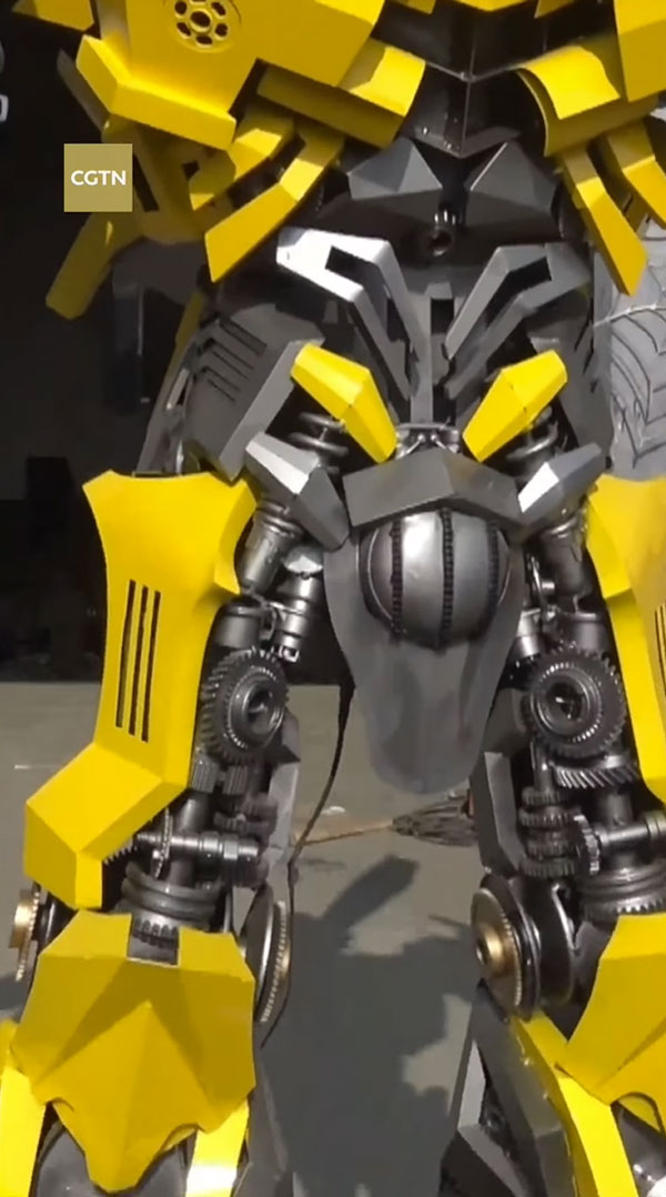 इस चीनी युवक ने पुरानी कारों को बनाया ट्रांसफॉर्मर रोबोट, वीडियो देख रह जाएंगे दंग