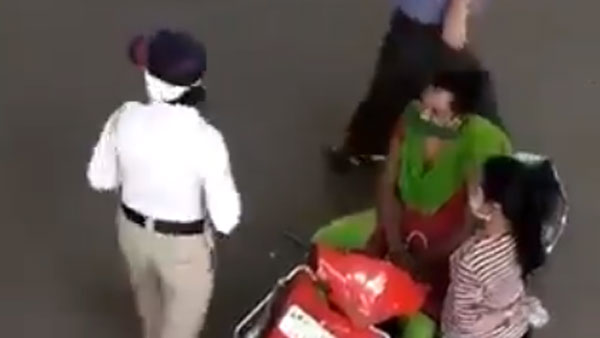 महिला पुलिसकर्मी का रिश्वत लेते वीडियो हुआ वायरल, हाथ में नहीं जेब में ले रही रिश्वत