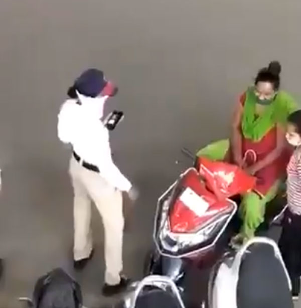 महिला पुलिसकर्मी का रिश्वत लेते वीडियो हुआ वायरल, हाथ में नहीं जेब में ले रही रिश्वत