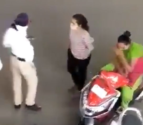 महिला पुलिसकर्मी का रिश्वत लेते वीडियो हुआ वायरल, हाथ में नहीं जेब में ले रही रिश्वत