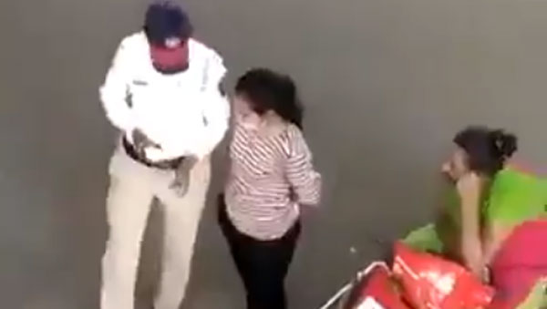 महिला पुलिसकर्मी का रिश्वत लेते वीडियो हुआ वायरल, हाथ में नहीं जेब में ले रही रिश्वत