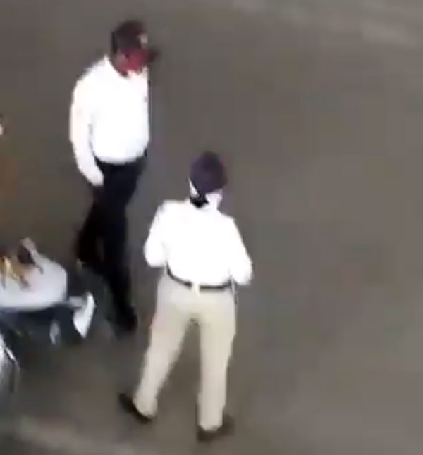 महिला पुलिसकर्मी का रिश्वत लेते वीडियो हुआ वायरल, हाथ में नहीं जेब में ले रही रिश्वत