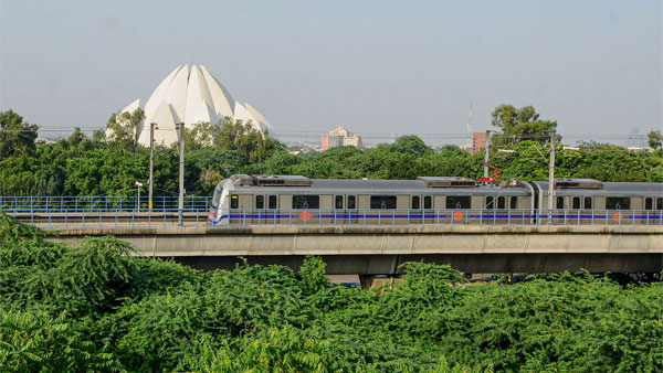 India’s First Driverless Train: प्रधान मंत्री नरेंद्र मोदी ने देश की पहली ड्राइवलेस ट्रेन का किया उद्घाटन India’s First Driverless Train: प्रधान मंत्री नरेंद्र मोदी ने देश की पहली ड्राइवलेस ट्रेन का किया उद्घाटन