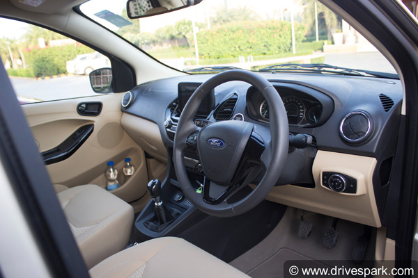 Dark Color Vs Light Color Interior: डार्क कलर इंटीरियर या लाइट कलर इंटीरियर, जानें फायदे व नुकसान