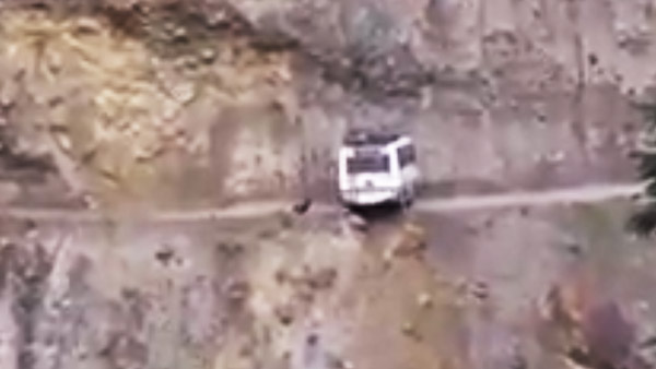 Bus Driver Shows Amazing Driving Skill: बस ड्राइवर ने पहाड़ी पर लिया यू-टर्न, जीत लिया लोगों का दिल