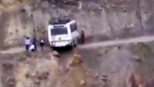 Bus Driver Shows Amazing Driving Skill: बस ड्राइवर ने पहाड़ी पर लिया यू-टर्न, जीत लिया लोगों का दिल