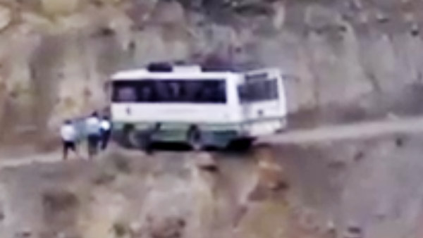 Bus Driver Shows Amazing Driving Skill: बस ड्राइवर ने पहाड़ी पर लिया यू-टर्न, जीत लिया लोगों का दिल