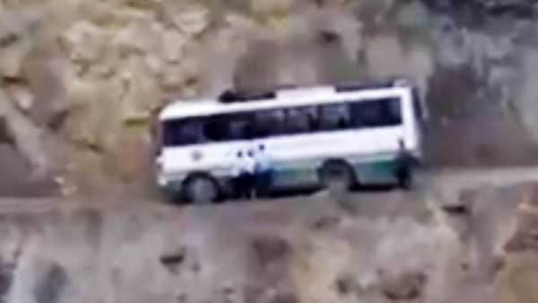 Bus Driver Shows Amazing Driving Skill: बस ड्राइवर ने पहाड़ी पर लिया यू-टर्न, जीत लिया लोगों का दिल