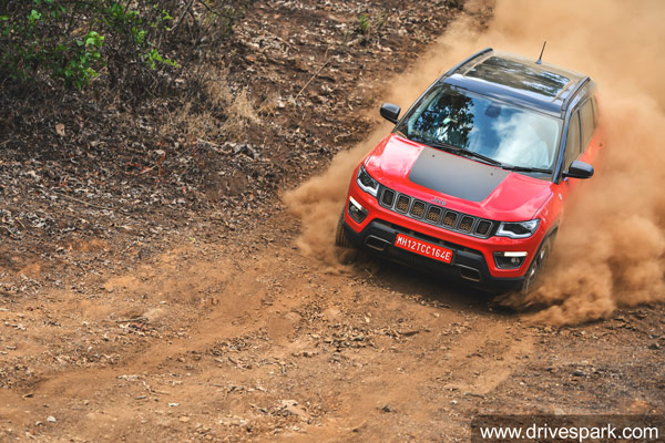 Jeep Compass December Discount: जीप कम्पास पर दिसंबर महीने में मिल रही 2 लाख रुपये की छूट