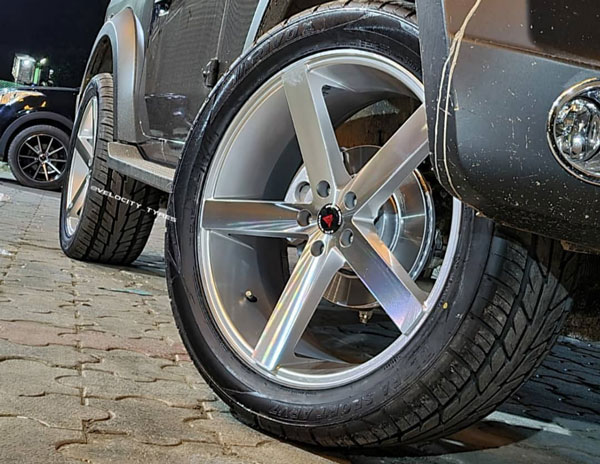 Mahindra Thar Modification: नई महिंद्रा थार 22 इंच के अलॉय वील के साथ लग रही शानदार, देखें