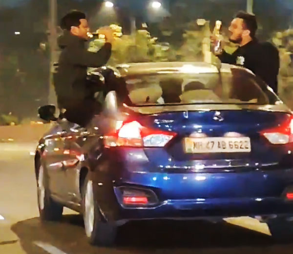 शराब पीकर 3 युवक कार से कर रहे थे खतरनाक स्टंट, वायरल हुआ वीडियो तो पुलिस ने पकड़ा