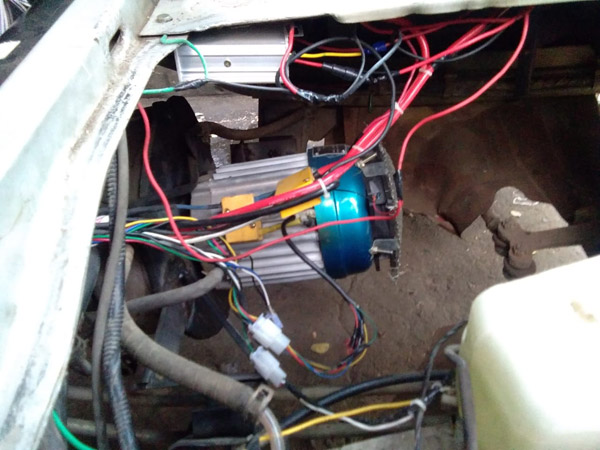 वैन को सोलर वैन में बदला, पेट्रोल का खर्च और प्रदूषण से मिला छुटकारा वैन को सोलर वैन में बदला, पेट्रोल का खर्च और प्रदूषण से मिला छुटकारा