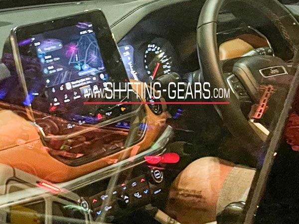 Jeep Compass Facelift Spied: जीप कम्पास फेसलिफ्ट टेस्टिंग के दौरान आई नजर, जानें कार में क्या है नया