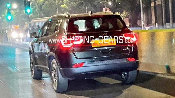 Jeep Compass Facelift Spied: जीप कम्पास फेसलिफ्ट टेस्टिंग के दौरान आई नजर, जानें कार में क्या है नया