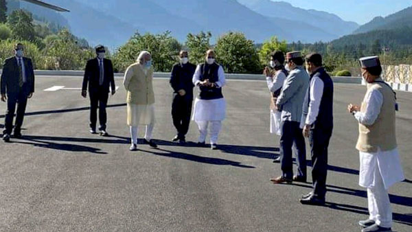 अटल टनल में सैलानियों ने लगाया जाम, गाड़ी रोक कर किया डांस, देखें वीडियो अटल टनल में सैलानियों ने लगाया जाम, गाड़ी रोक कर किया डांस, देखें वीडियो