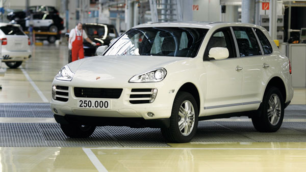 Porsche Cayenne Production Milestone: पोर्शे कायेन के 10 लाख यूनिट का उत्पादन हुआ पूरा, जानें