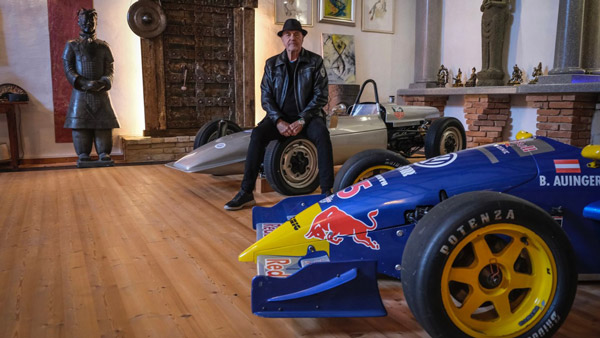 80 साल के यह बुजुर्ग हैं 80 पोर्शे कारों के मालिक, रोज चलाते हैं अलग कार 