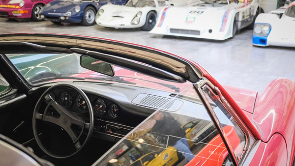 80 साल के यह बुजुर्ग हैं 80 पोर्शे कारों के मालिक, रोज चलाते हैं अलग कार 