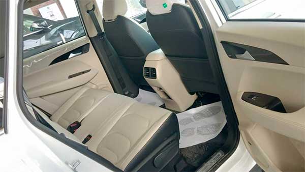 MG Hector Facelift: एमजी हेक्टर फेसलिफ्ट लाॅन्च के पहले डीलरशिप पर दिखी, जानें कार में क्या है नया