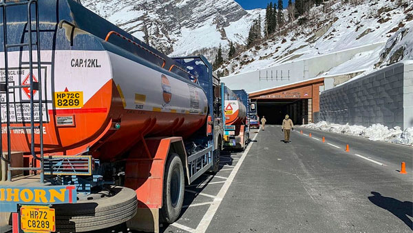 82 Vehicles Stranded In Atal Tunnel: अटल टनल में पर्यटकों के 82 वाहन फंसे, जानें क्या है कारण