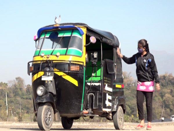 21-Year Old Female Auto Driver: मिलिए जम्मू-कश्मीर की महिला ऑटो ड्राइवर से जिसकी उम्र है 21 साल 21-Year Old Female Auto Driver: मिलिए जम्मू-कश्मीर की महिला ऑटो ड्राइवर से जिसकी उम्र है 21 साल