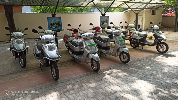 Hero Electric Delivers Scooters: हीरो ने पायनियर एशिया को दी 12 इलेक्ट्रिक स्कूटरों की डिलीवरी