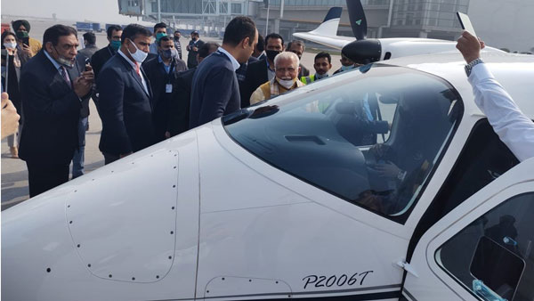 India’s First Air Taxi Starts: भारत की पहली एयर टैक्सी सर्विस हुई शुरू, इन दो शहरों के बीच मिलेगी सेवा