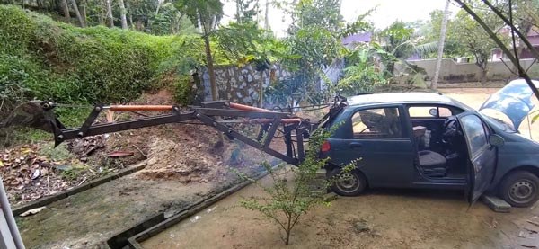 इसरो के इंजीनियर ने 22 साल पुरानी कार को बना दिया खुदाई मशीन, कर रही है लोगों का काम आसान इसरो के इंजीनियर ने 22 साल पुरानी कार को बना दिया खुदाई मशीन, कर रही है लोगों का काम आसान