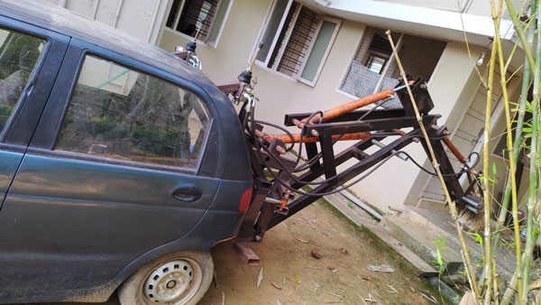 इसरो के इंजीनियर ने 22 साल पुरानी कार को बना दिया खुदाई मशीन, कर रही है लोगों का काम आसान इसरो के इंजीनियर ने 22 साल पुरानी कार को बना दिया खुदाई मशीन, कर रही है लोगों का काम आसान