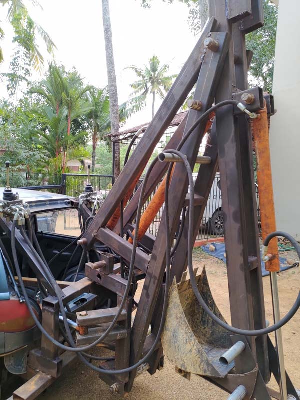 इसरो के इंजीनियर ने 22 साल पुरानी कार को बना दिया खुदाई मशीन, कर रही है लोगों का काम आसान इसरो के इंजीनियर ने 22 साल पुरानी कार को बना दिया खुदाई मशीन, कर रही है लोगों का काम आसान