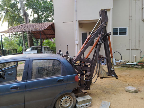 इसरो के इंजीनियर ने 22 साल पुरानी कार को बना दिया खुदाई मशीन, कर रही है लोगों का काम आसान इसरो के इंजीनियर ने 22 साल पुरानी कार को बना दिया खुदाई मशीन, कर रही है लोगों का काम आसान