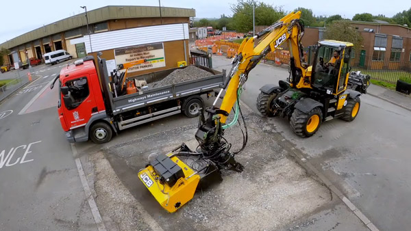 JCB Pothole Pro Launched: जेसीबी ने पॉटहोल प्रो किया लॉन्च, सिर्फ 8 मिनट में होगी गड्ढें की मरम्मत