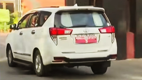 केरल पुलिस ने सन-फिल्म लगे वाहनों पर चलाया अभियान, कई नेताओं से वसूला जुर्माना केरल पुलिस ने सन-फिल्म लगे वाहनों पर चलाया अभियान, कई नेताओं से वसूला जुर्माना