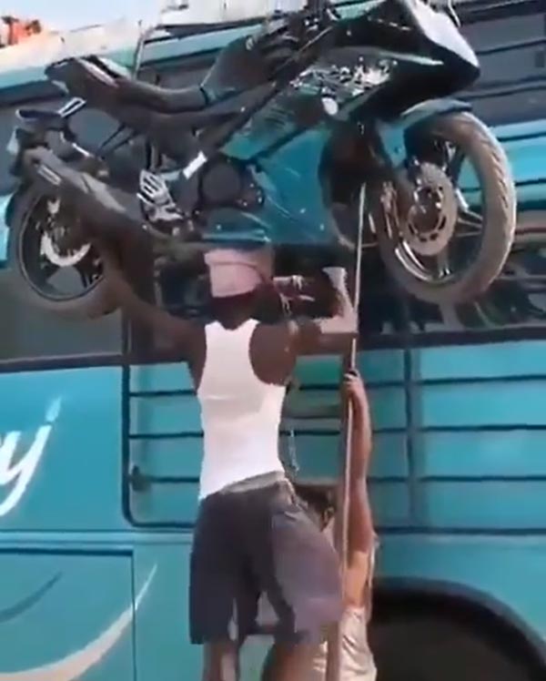 सर पर बाइक उठाए मजदूर का वीडियो हुआ वायरल, लोगों ने दी प्रतिक्रिया