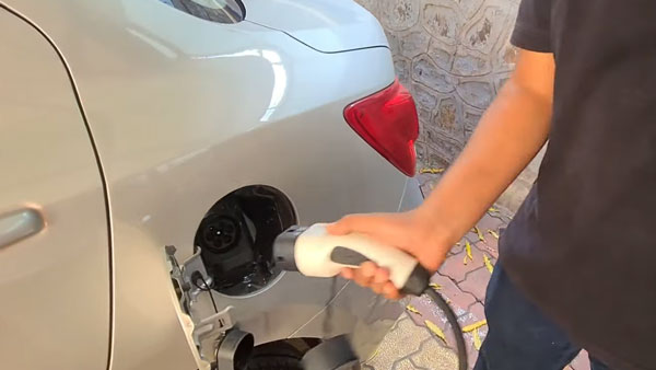 Maruti Dzire Electric Vehicle: मारुति डिजायर को एक इलेक्ट्रिक वाहन के रूप में किया कन्वर्ट, देती है 250 किमी का रेंज
