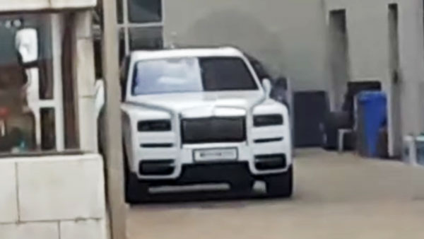 मुकेश अंबानी ने खरीदी दूसरी रोल्स रॉयस कलिनन, गैराज में आई चौथी रोल्स रॉयस कार मुकेश अंबानी ने खरीदी दूसरी रोल्स रॉयस कलिनन, गैराज में आई चौथी रोल्स रॉयस कार