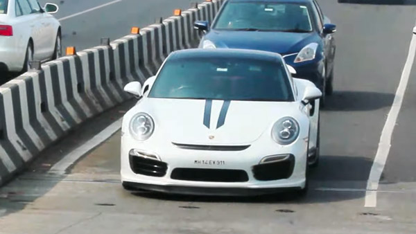 Sachin Drives Porsche 911 Turbo S: पोर्शे की 911 टर्बो एस सुपरकार चलाते दिखे सचिन तेंदुलकर