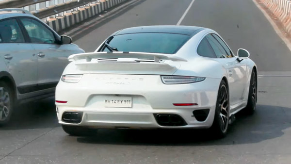Sachin Drives Porsche 911 Turbo S: पोर्शे की 911 टर्बो एस सुपरकार चलाते दिखे सचिन तेंदुलकर