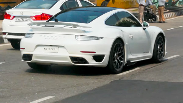 Sachin Drives Porsche 911 Turbo S: पोर्शे की 911 टर्बो एस सुपरकार चलाते दिखे सचिन तेंदुलकर