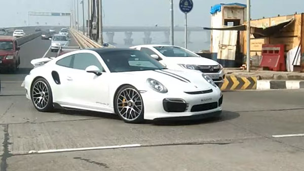 Sachin Drives Porsche 911 Turbo S: पोर्शे की 911 टर्बो एस सुपरकार चलाते दिखे सचिन तेंदुलकर
