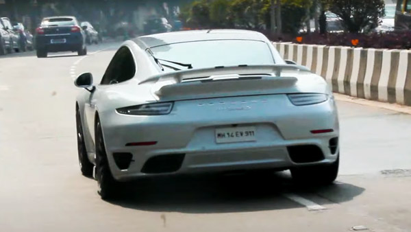 Sachin Drives Porsche 911 Turbo S: पोर्शे की 911 टर्बो एस सुपरकार चलाते दिखे सचिन तेंदुलकर