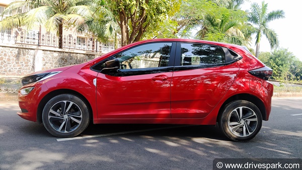 Tata Altroz iTurbo Launched: नई टाटा अल्ट्रोज आईटर्बो को भारत में किया गया पेश, जानें इंजन, फीचर्स व बुकिंग के बारें में