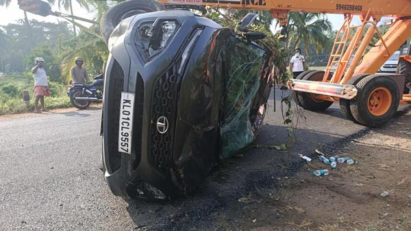 सड़क पर कई बार पलटी टाटा हैरियर, जान बची तो ड्राइवर ने दिया टाटा मोटर्स को धन्यवाद