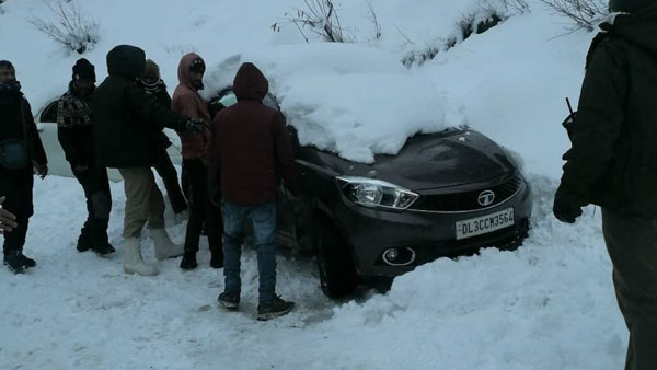 82 Vehicles Stranded In Atal Tunnel: अटल टनल में पर्यटकों के 82 वाहन फंसे, जानें क्या है कारण