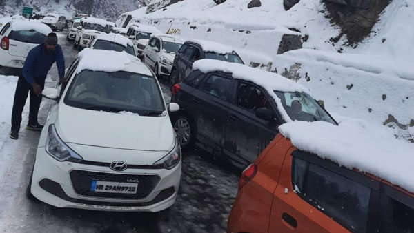 82 Vehicles Stranded In Atal Tunnel: अटल टनल में पर्यटकों के 82 वाहन फंसे, जानें क्या है कारण