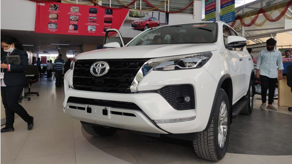 Toyota Fortuner Reaches Dealership: टोयोटा फोरच्यूनर फेसलिफ्ट डीलरशिप पर पहुंची